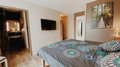 Télévision ou salle de divertissement dans l'établissement Domaine de Saint Florent - Piscine & Spa