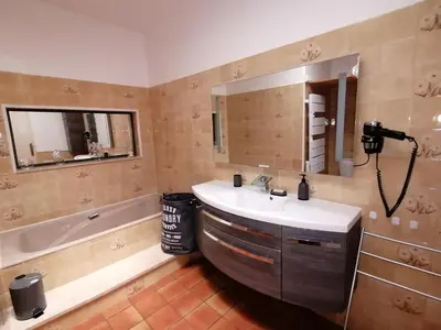 Salle de bains dans l'établissement Route de l'océan/Maison 8 pers/entrée FOURAS