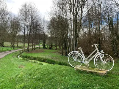 Vélo sur le terrain de l'établissement La Berlandière un petit coin de paradis ou dans les environs