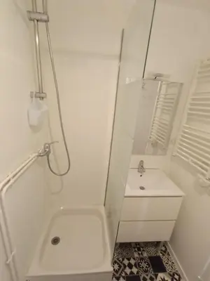 Salle de bains dans l'établissement Studio confort proche cure et port de plaisance