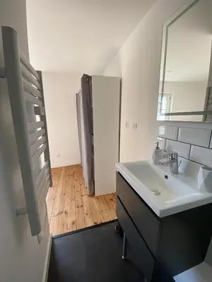 Salle de bains dans l'établissement Agréable et vaste maison Angoulême centre ville