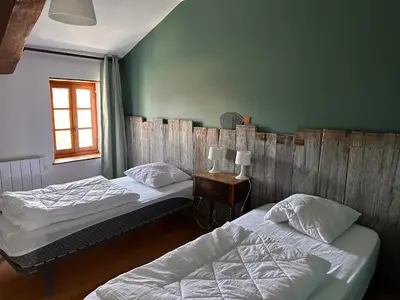 Un ou plusieurs lits dans un hébergement de l'établissement Une maraîchine en bord de conche avec barque sans linge de maison