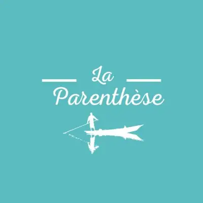 Certificat, récompense, panneau ou autre document affiché dans l'établissement Une maraîchine en bord de conche avec barque sans linge de maison