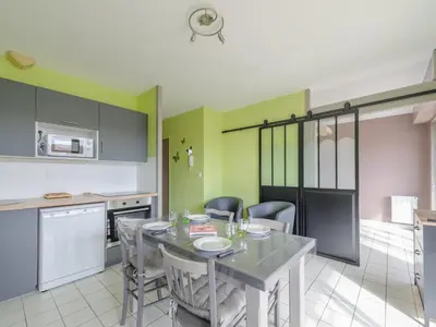 Cuisine ou kitchenette dans l'établissement Charmant T2 Bis avec Aperçu Mer, Piscine, Parking Privé à 100m Plage - Châtelaillon-Plage - FR-1-258-199