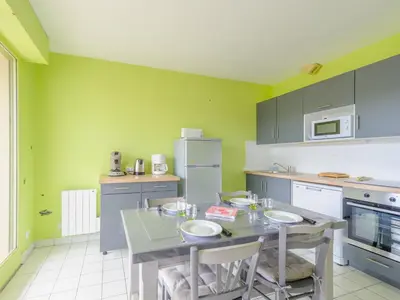 Cuisine ou kitchenette dans l'établissement Charmant T2 Bis avec Aperçu Mer, Piscine, Parking Privé à 100m Plage - Châtelaillon-Plage - FR-1-258-199