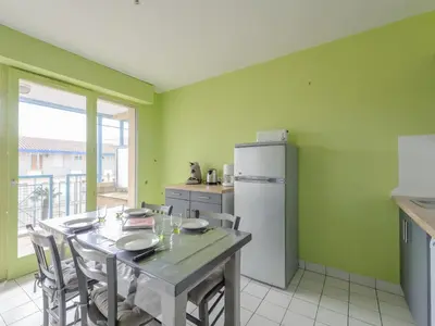 Cuisine ou kitchenette dans l'établissement Charmant T2 Bis avec Aperçu Mer, Piscine, Parking Privé à 100m Plage - Châtelaillon-Plage - FR-1-258-199
