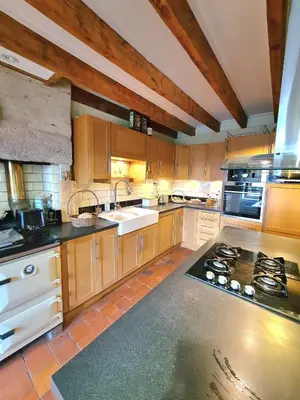 Cuisine ou kitchenette dans l'établissement Le Terrier maison de campagne 250 m2 grande capacité 20 couchages, 4500m2 de terrain