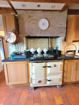 Cuisine ou kitchenette dans l'établissement Le Terrier maison de campagne 250 m2 grande capacité 20 couchages, 4500m2 de terrain