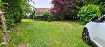 Jardin de l'établissement Le Terrier maison de campagne 250 m2 grande capacité 20 couchages, 4500m2 de terrain