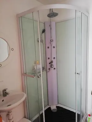 Salle de bains dans l'établissement 3 Bed House - Sleeps 6 - Pool - HotTub - Garden