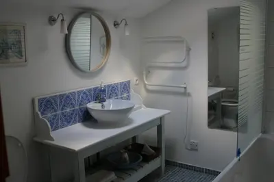 Salle de bains dans l'établissement 3 Bed House - Sleeps 6 - Pool - HotTub - Garden