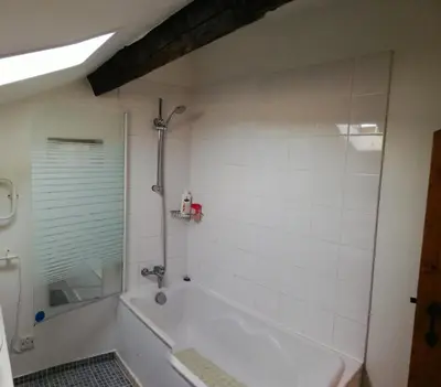 Salle de bains dans l'établissement 3 Bed House - Sleeps 6 - Pool - HotTub - Garden