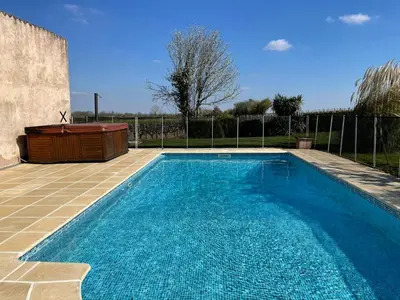 Piscine de l'établissement 3 Bed House - Sleeps 6 - Pool - HotTub - Garden ou située à proximité