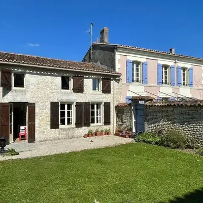 3 Bed House - Sleeps 6 - Pool - HotTub - Garden