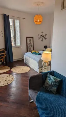 Un ou plusieurs lits dans un hébergement de l'établissement Charmante maison proche Hôtel de ville