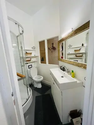 Salle de bains dans l'établissement Charmante maison proche Hôtel de ville