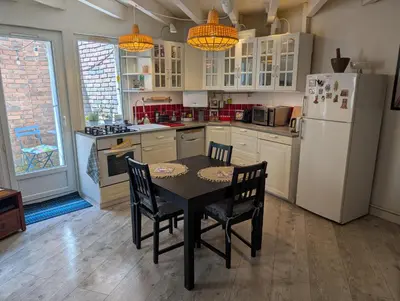 Cuisine ou kitchenette dans l'établissement Charmante maison proche Hôtel de ville