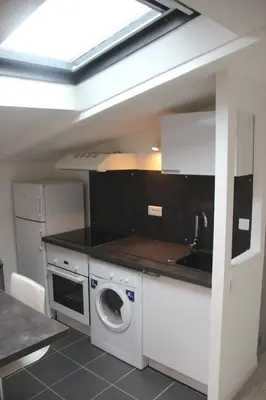 Cuisine ou kitchenette dans l'établissement Comfortable Apartment In Downtown La Rochelle