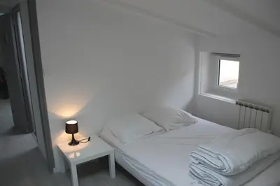 Un ou plusieurs lits dans un hébergement de l'établissement Comfortable Apartment In Downtown La Rochelle
