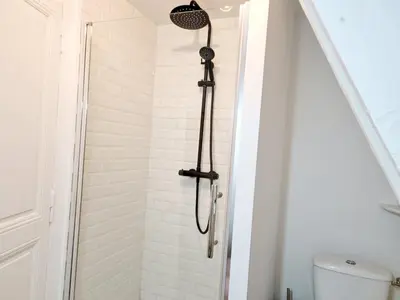 Salle de bains dans l'établissement Meublés du chêne vert, cœur de Jarnac