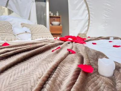 Un ou plusieurs lits dans un hébergement de l'établissement Bulles gonflables Love Room - Love Home XO