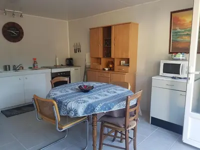 Cuisine ou kitchenette dans l'établissement Charmante maisonnette 2 personnes avec wifi