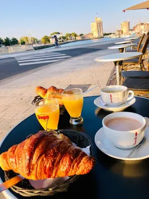 Options de petit-déjeuner proposées aux clients de l'établissement Charmante maisonnette 2 personnes avec wifi