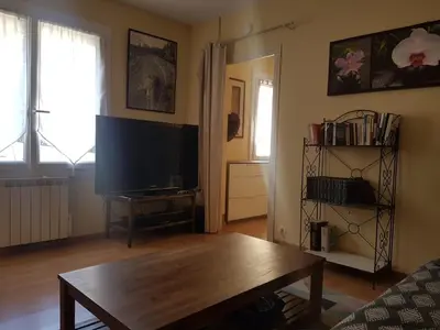 Télévision ou salle de divertissement dans l'établissement Charmante maisonnette 2 personnes avec wifi