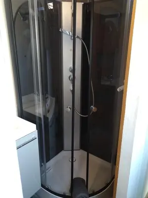 Salle de bains dans l'établissement superbe t3