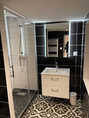 Salle de bains dans l'établissement Le Black & White, hyper centre - paisible- wifi HD- NETFLIX- proche gare -Ideal couple et business