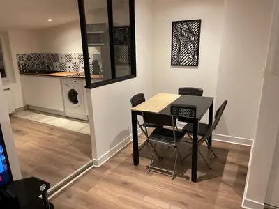 Cuisine ou kitchenette dans l'établissement Le Black & White, hyper centre - paisible- wifi HD- NETFLIX- proche gare -Ideal couple et business