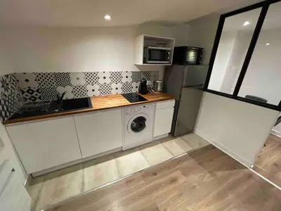 Cuisine ou kitchenette dans l'établissement Le Black & White, hyper centre - paisible- wifi HD- NETFLIX- proche gare -Ideal couple et business