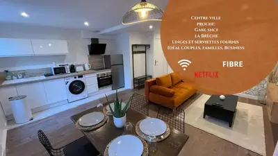 Cuisine ou kitchenette dans l'établissement Le Jardin Niortais - Hyper centre- proche gare - Paisible - Grand Jardin privé, WIFI HD -NETFLIX
