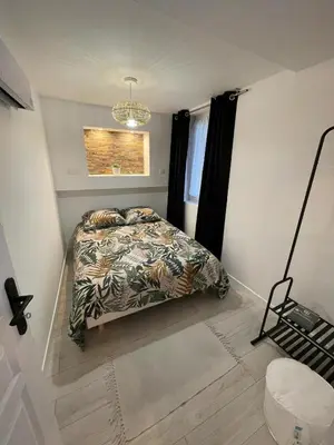 Un ou plusieurs lits dans un hébergement de l'établissement Le Jardin Niortais - Hyper centre- proche gare - Paisible - Grand Jardin privé, WIFI HD -NETFLIX