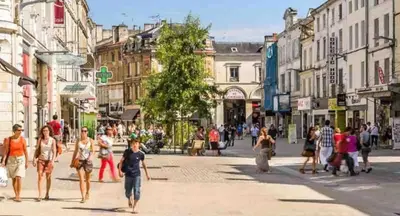 Clients de l'établissement Le Jardin Niortais - Hyper centre- proche gare - Paisible - Grand Jardin privé, WIFI HD -NETFLIX