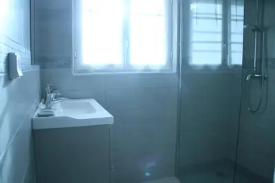Salle de bains dans l'établissement Logis des Brousses