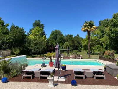 Piscine de l'établissement La Lezardiere ou située à proximité