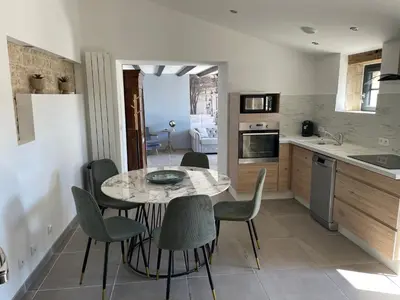 Cuisine ou kitchenette dans l'établissement Maison chaleureuse avec parking sur place