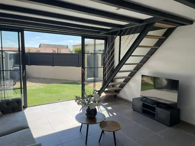 Télévision ou salle de divertissement dans l'établissement Maison chaleureuse avec parking sur place