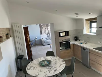 Cuisine ou kitchenette dans l'établissement Maison chaleureuse avec parking sur place