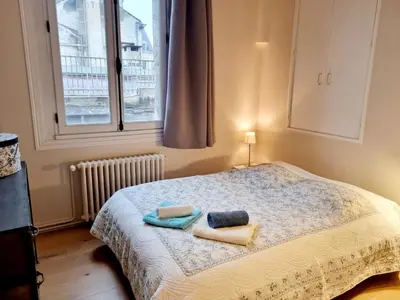 Un ou plusieurs lits dans un hébergement de l'établissement Face à l'hôtel de ville grand et lumineux appartement
