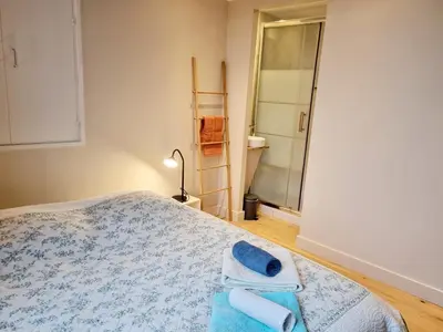 Un ou plusieurs lits dans un hébergement de l'établissement Face à l'hôtel de ville grand et lumineux appartement