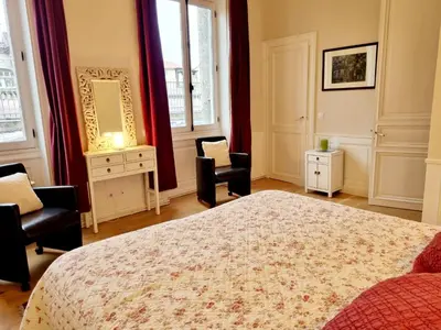 Un ou plusieurs lits dans un hébergement de l'établissement Face à l'hôtel de ville grand et lumineux appartement