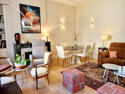 Coin salon dans l'établissement Face à l'hôtel de ville grand et lumineux appartement