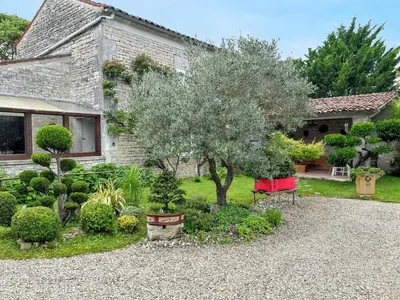 Jardin de l'établissement Maison de charme à Sigogne, proche de Cognac, barbecue inclus.