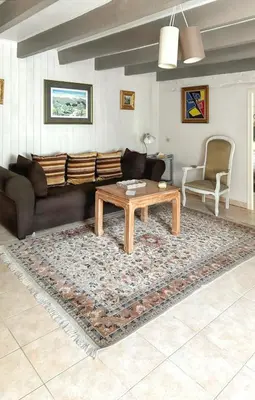 Coin salon dans l'établissement Maison de charme à Sigogne, proche de Cognac, barbecue inclus.