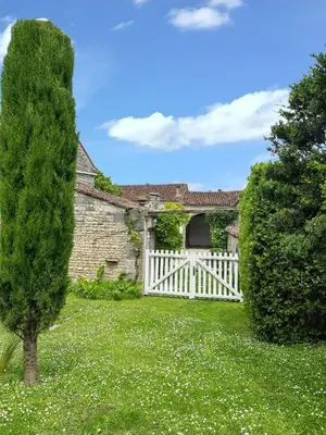 Jardin de l'établissement Maison de charme à Sigogne, proche de Cognac, barbecue inclus.