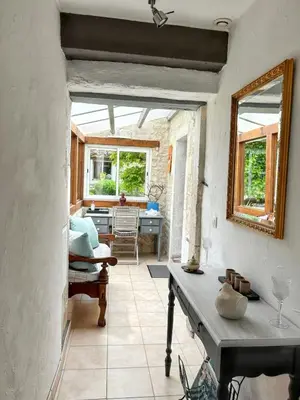 Coin salon dans l'établissement Maison de charme à Sigogne, proche de Cognac, barbecue inclus.