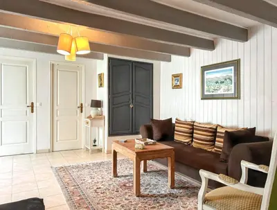 Coin salon dans l'établissement Maison de charme à Sigogne, proche de Cognac, barbecue inclus.