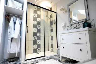 Salle de bains dans l'établissement Les Charmes du Lac Gite Romantique avec jacuzzi privatif